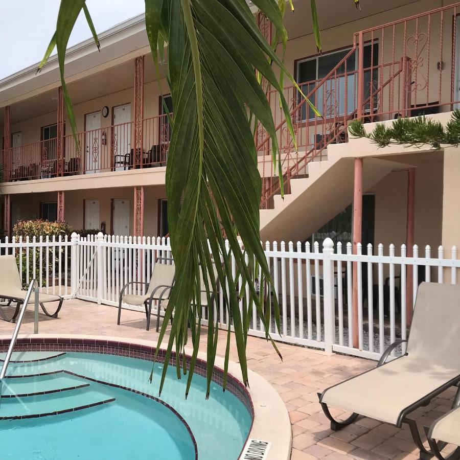 Carlton House Motel And Suites 圣徒皮特海滩 外观 照片