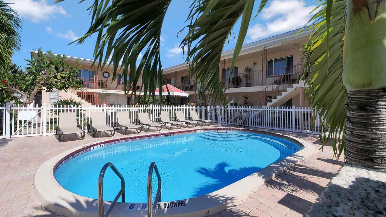 Carlton House Motel And Suites 圣徒皮特海滩 外观 照片
